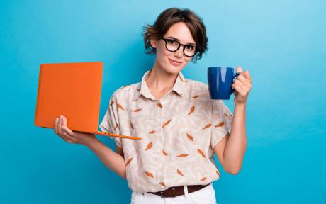 femme avec ordinateur et tasse de café sur fond bleu