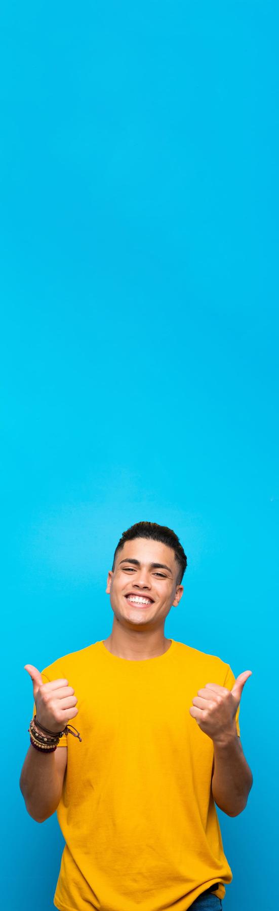homme avec pouces levés et t-shirt orange sur fond bleu