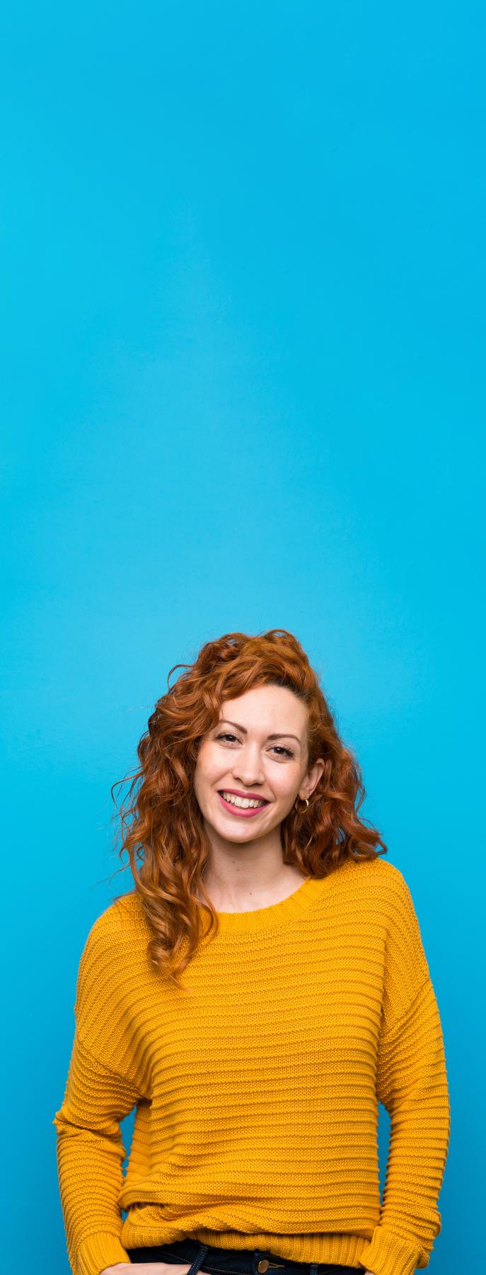 femme souriante sur fond bleu vertical