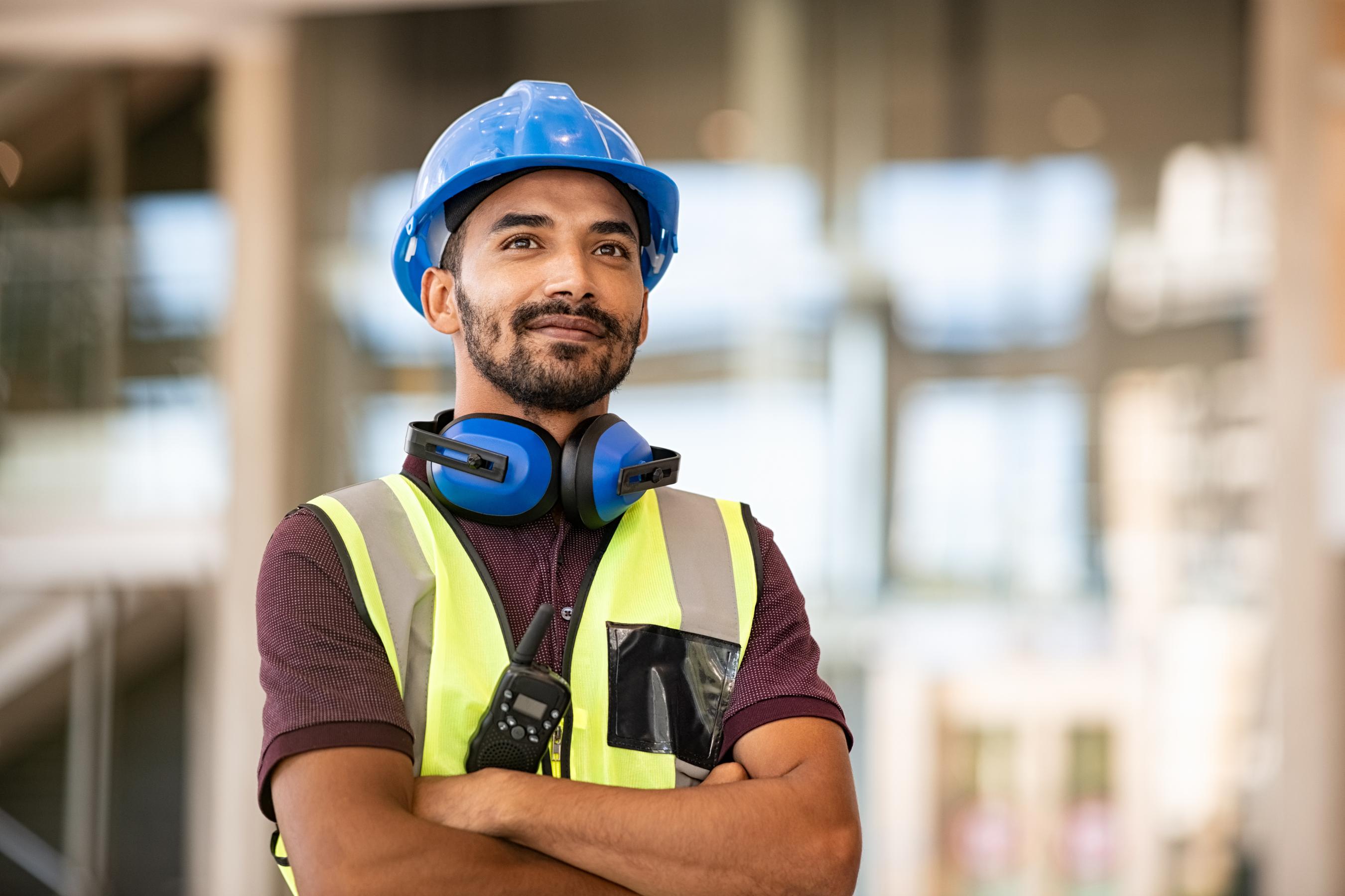 jeune homme sur un chantier avec casque bleu