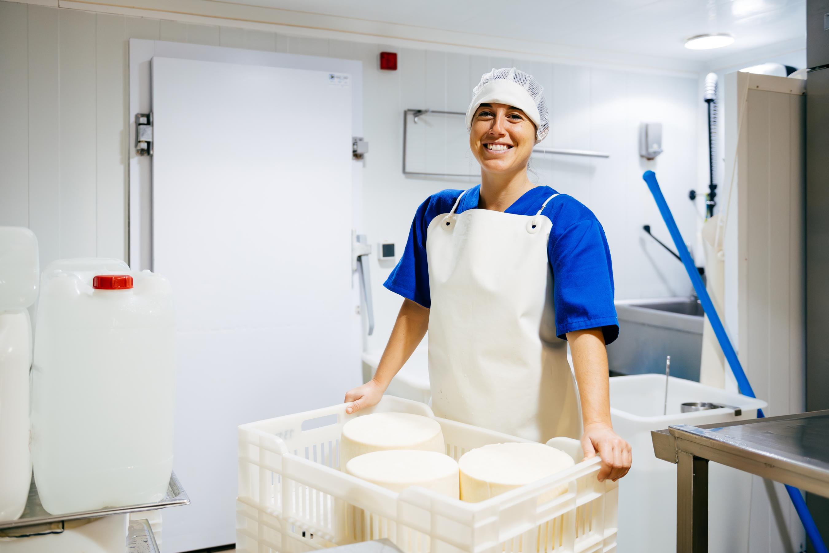 jeune apprentie dans le domaine laitier