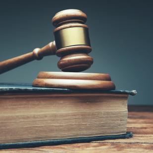 Marteau de juge et vieux livre de justice