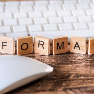 Lettres du mot formation sur pièce en bois avec clavier, souris et télephone