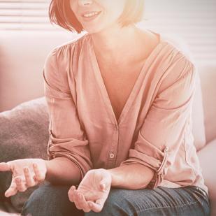 psychologue et patient discutant sur un canapé