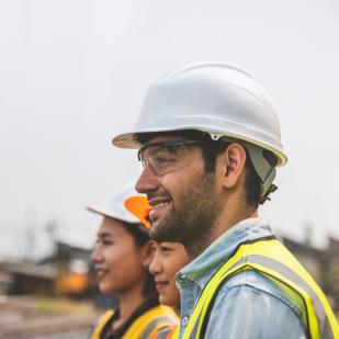 ingénieurs avec casques regardant au loin