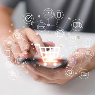 téléphone et mains avec hologramme de pictos en lien avec le commerce