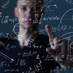 formules mathématiques sur une vitre avec homme en arrière plan