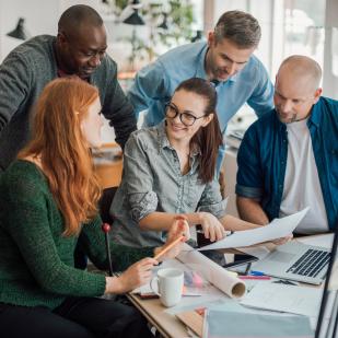 groupe de travaille autour d'une table