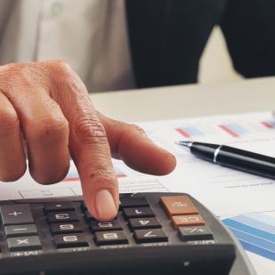 comptable avec ordinateur , stylo et calculatrice