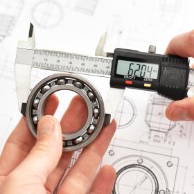 mesure avec un pied à coulisse d'un roulement à bille