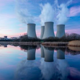 cheminées de centrale nucléaire le long d'un fleuve