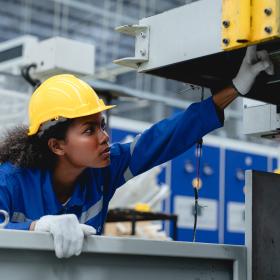 technicienne de maintenance industriel