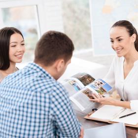 personnes préparant un voyage avec une professionnelle