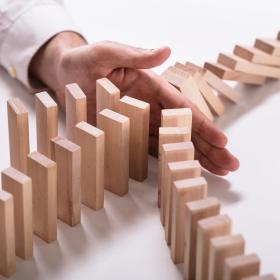 effet dominos stoppé par une main