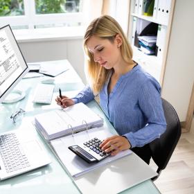 secrétaire, comptable, assistante, travaillant dans son bureau