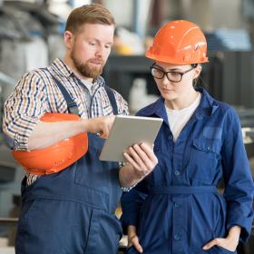 alternant et ouvrier en casque orange