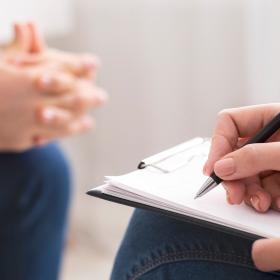 prise de note lors d'une consultation chez le psychologue