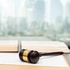 marteau de juge et livre de droit