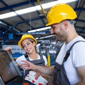 opérateur et opératrice industrielle