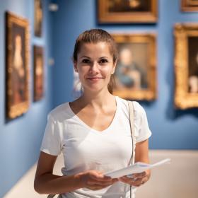 guide conférencière dans un musée