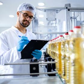 agent de qualité sur ligne de production de bouteille d'huile