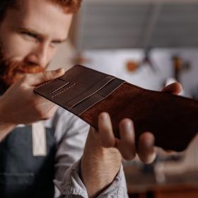 Artisan travaillant du cuir