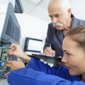 alternante en électromécanique avec son professeur