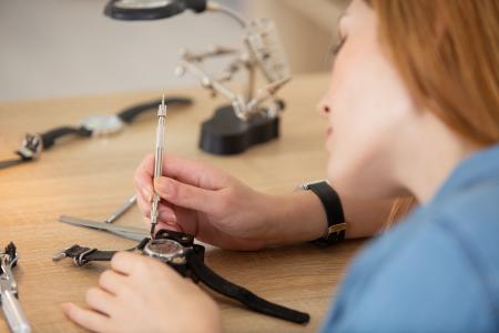 horlogère réalisant un travail de précision sur une montre