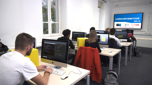 Salle informatique à l'Usinerie de Chalon-sur-Saône