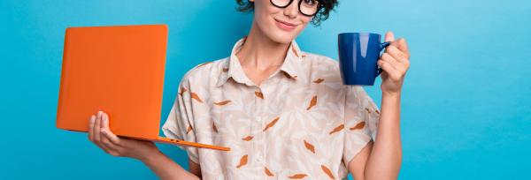 femme avec ordinateur et tasse de café sur fond bleu