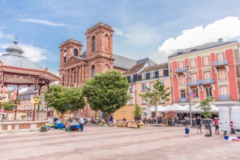 centre-ville de belfort et ciel bleu