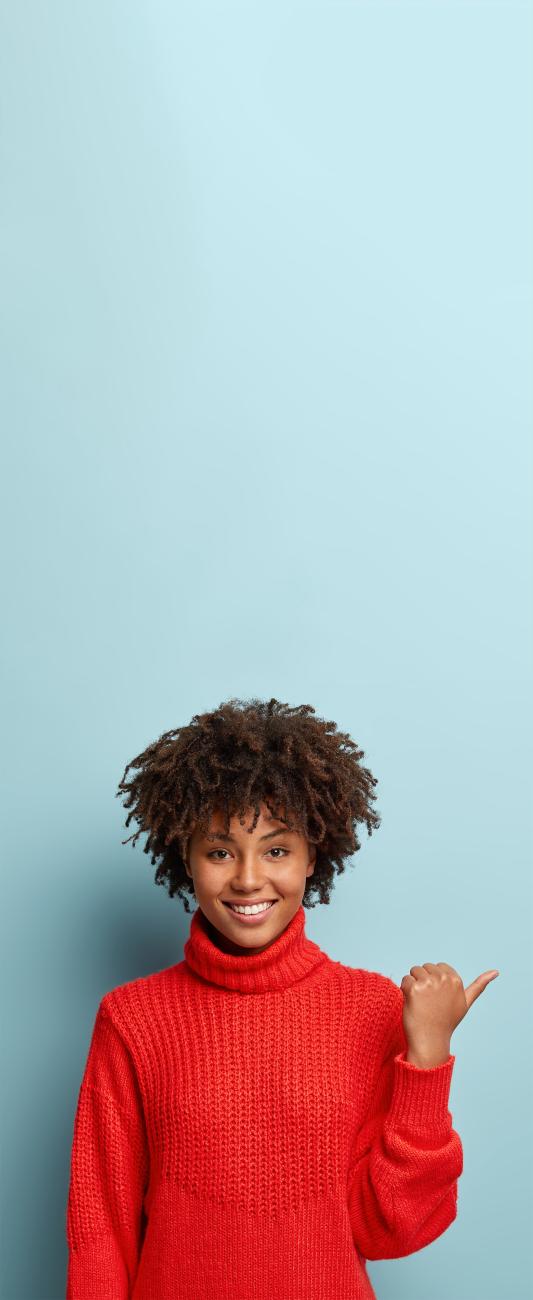 femme et pouce à droite sur fond bleu
