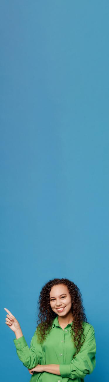 femme avec chemise verte sur fond bleu montrant quelque chose du doigt