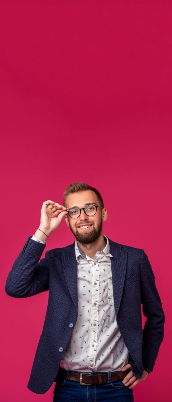 homme tenant ses lunettes sur fond rouge vertical