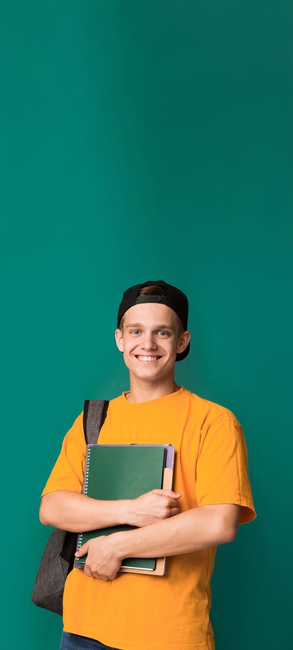 étudiant avec livre et sac sur fond vert
