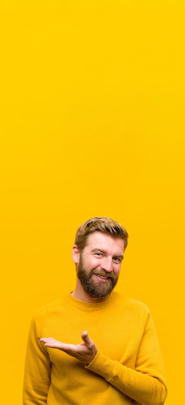 homme présentant avec sa main sur fond jaune vertical