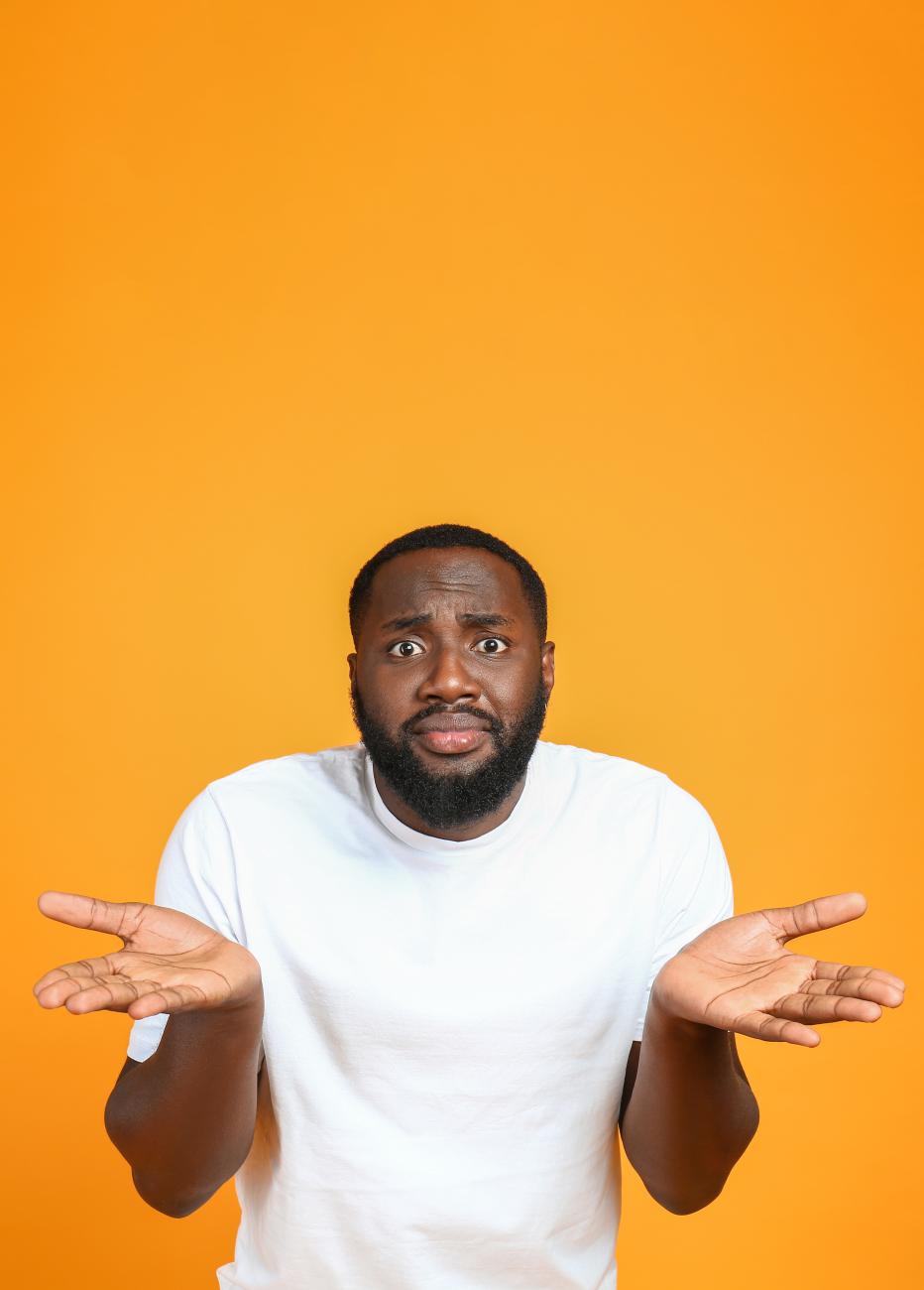 homme étonné avec les mains ouvert en avant sur fond orange vertical