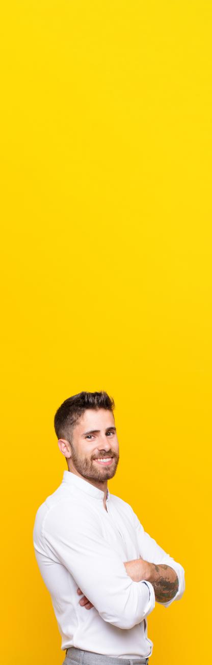 homme en chemise blanche bras croisé, bandeau sur fond jaune