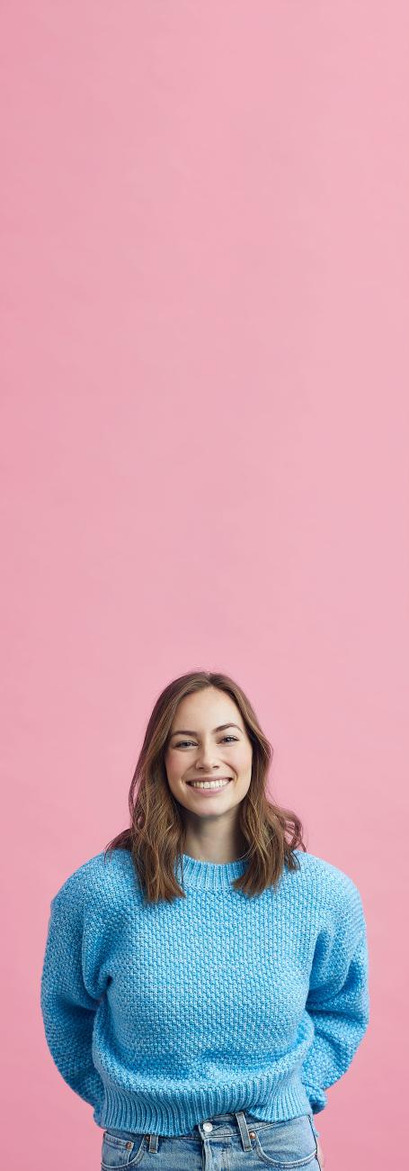 femme en pull over bleu sur fond rose vertical