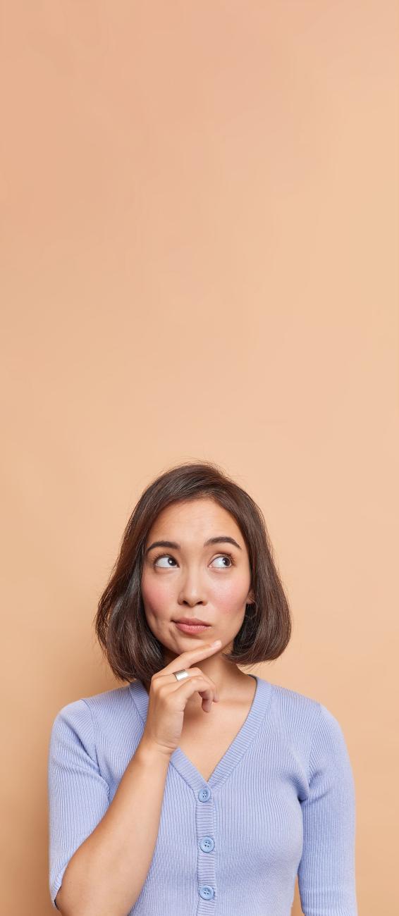femme se posant une question sur fond pêche vertical