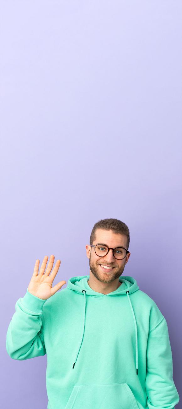 homme avec lunette et faisant coucou sur fond violet