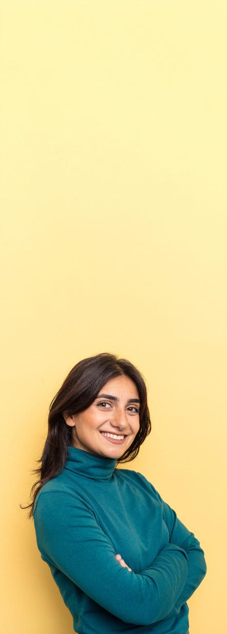 femme souriante bras croisés, bandeau vertical sur fond jaune