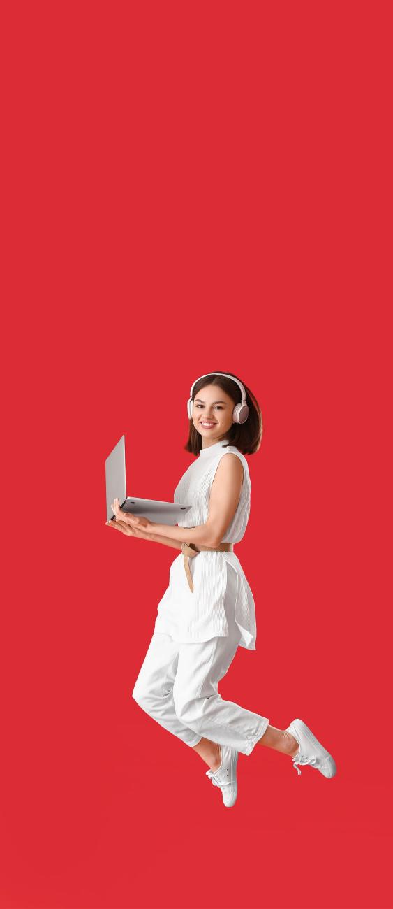 Femme, ordinateur et casque sur fond rouge