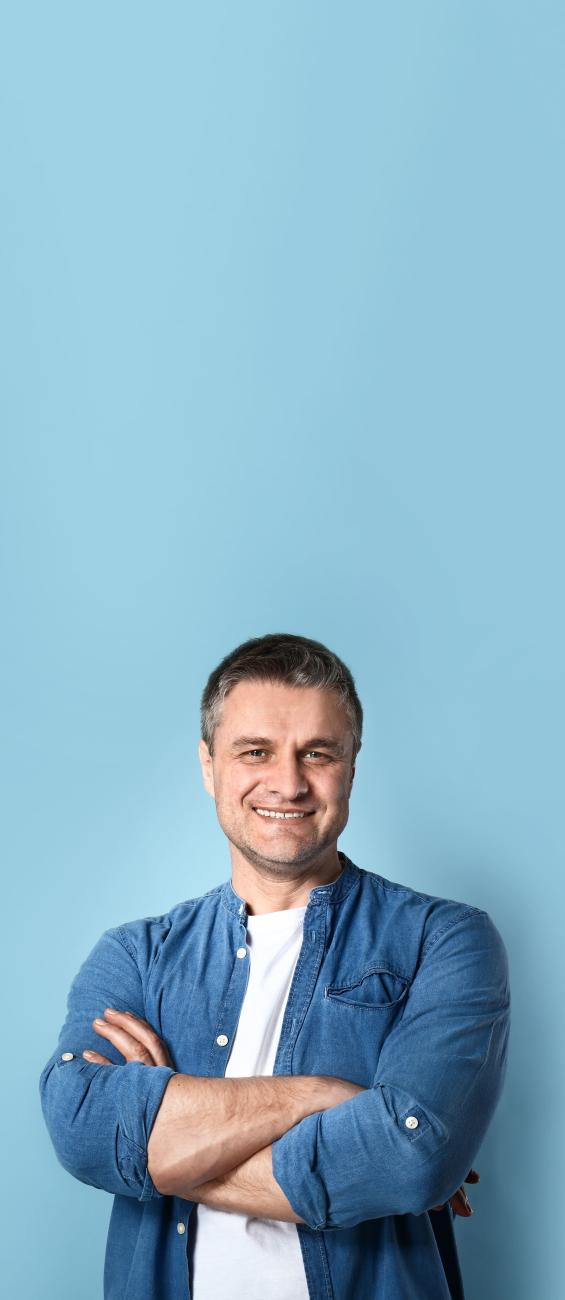 homme mûr bras croisés sur fond bleu