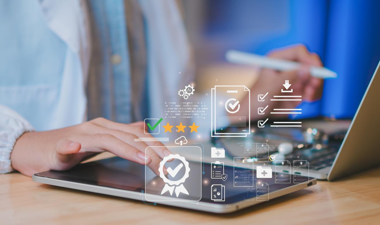 mains devant ordinateur portable, concept systèmes informatique et qualité