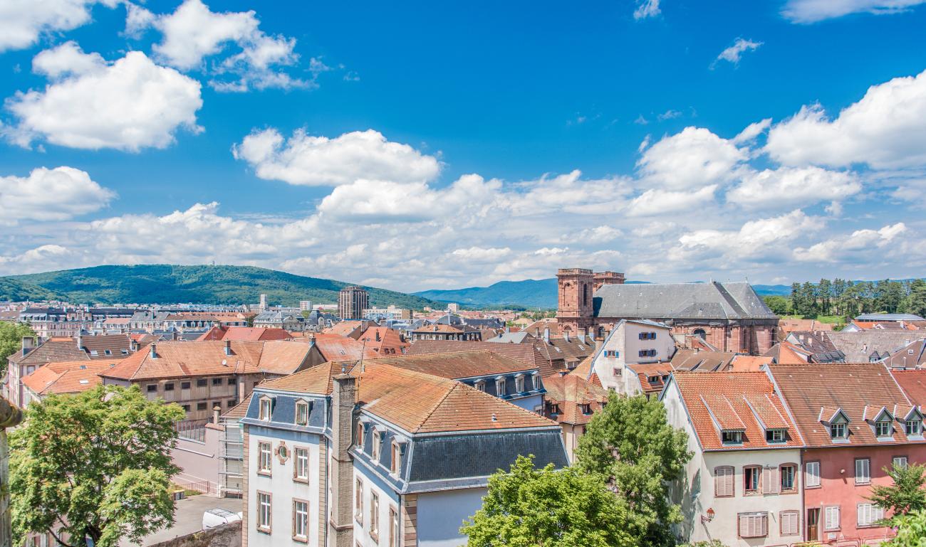 centre-ville de belfort et ciel bleu