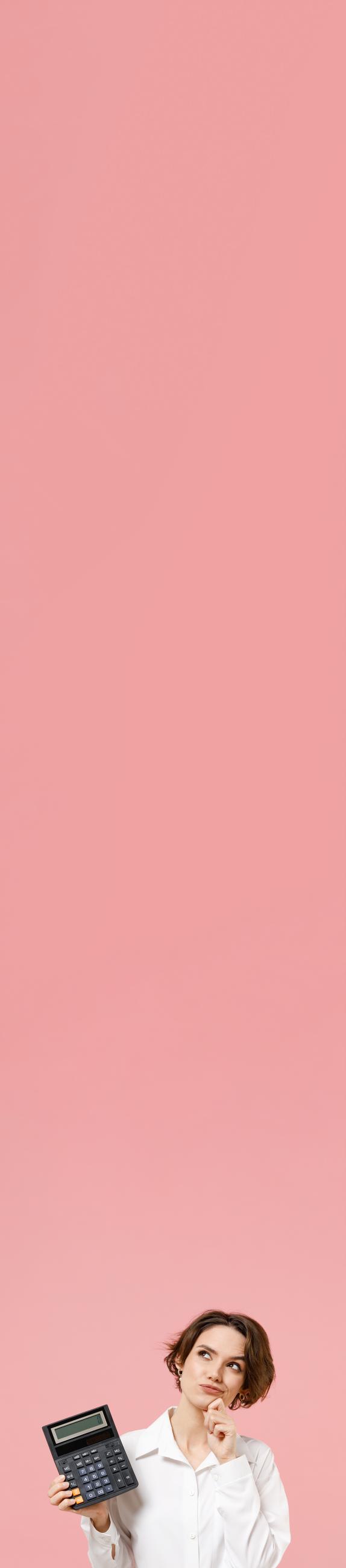 femme réfléchissant avec calculatrice sur fond rose vertical