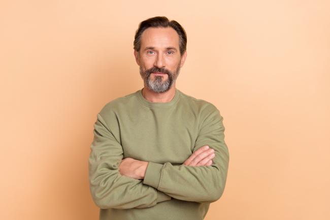 homme barbue et mur sur fond pêche vertical