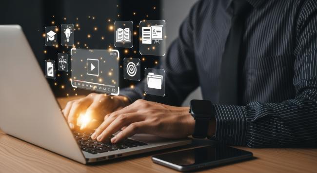 mains sur ordinateur portable avec hologrammes de contenus