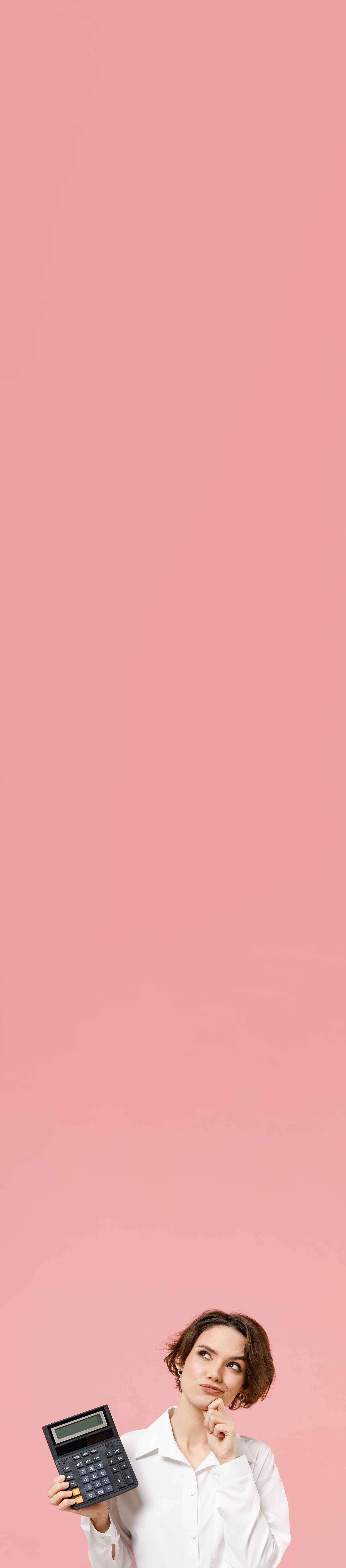 femme réfléchissant avec calculatrice sur fond rose vertical